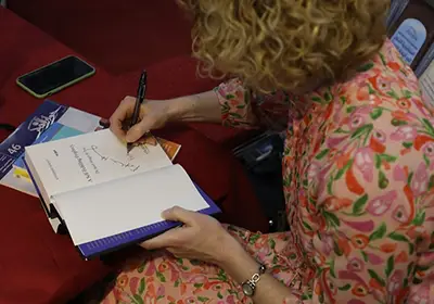 المعهد العراقي للحوار يرعى حفل توقيع كتاب الدكتورة كاثرين هارفي ” العلاقات العراقية السعودية .. تحقق ذاتها”