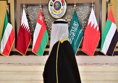 Why does stability pass through the two banks of the Gulf?